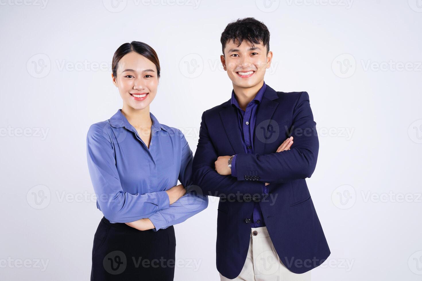 foto do dois jovem ásia o negócio pessoas em branco fundo