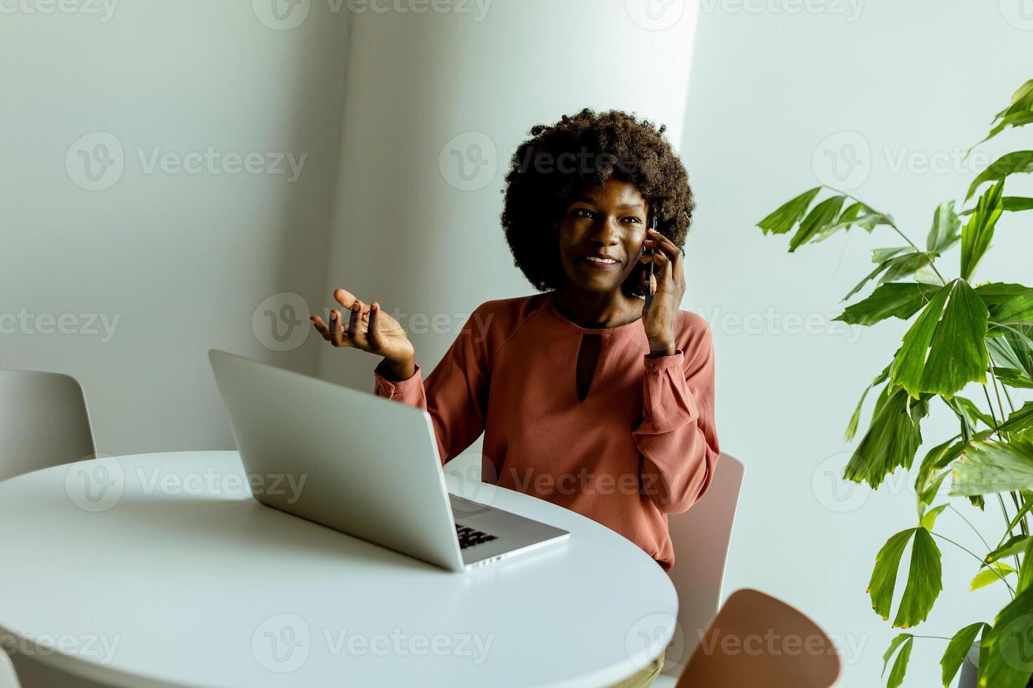 radiante empreendedor debate sobre uma o negócio ligar dentro uma moderno área de trabalho foto