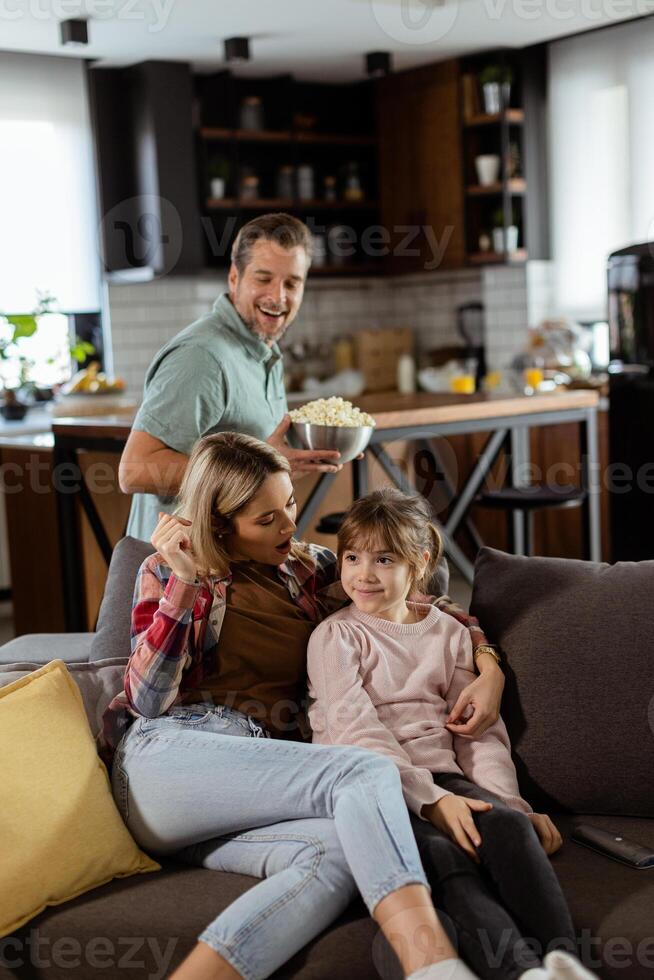 família filme noite, absorta dentro emocionante cenas às casa foto