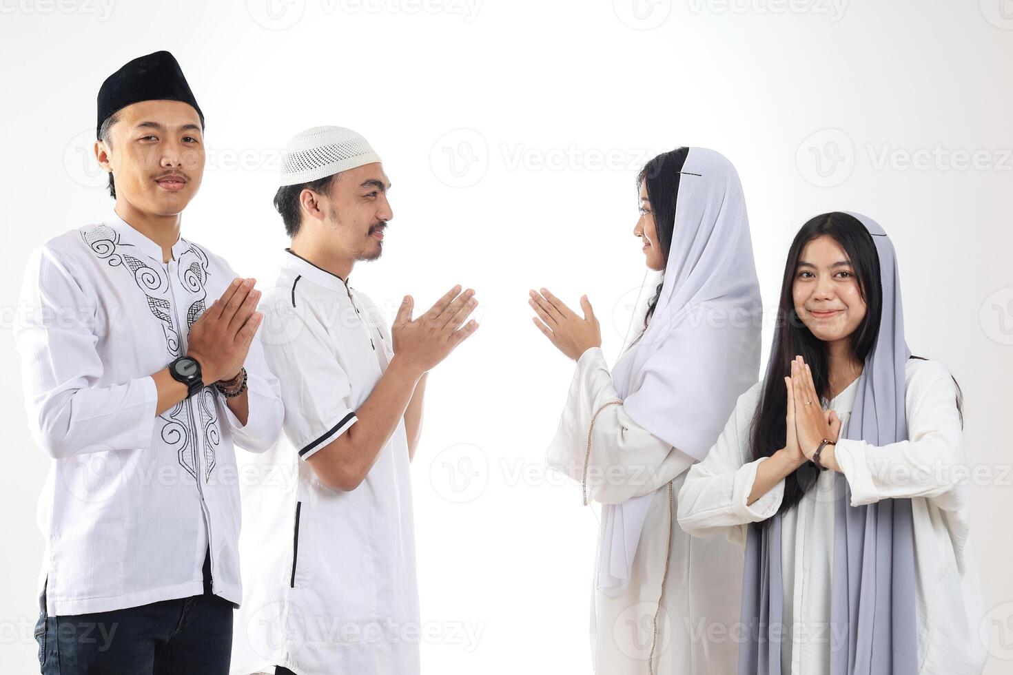 ásia pessoas amigos perdoando cada de outros durante eid Mubarak celebração foto