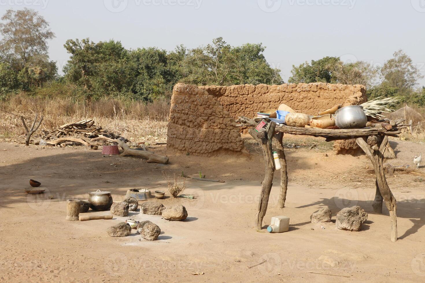 Vila dentro a norte do benin com a nome kale. a tribal pessoas ter seus próprio língua e viver a partir de agricultura. muitos casas estão lama casas. foto