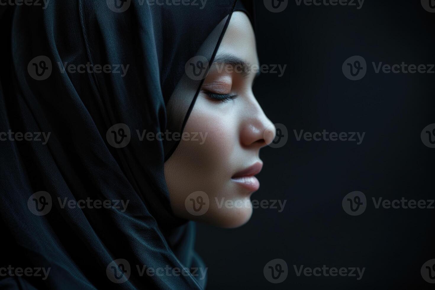 uma muçulmano mulher com fechadas olhos em uma Preto fundo. árabe menina dentro hijab dentro perfil. foto