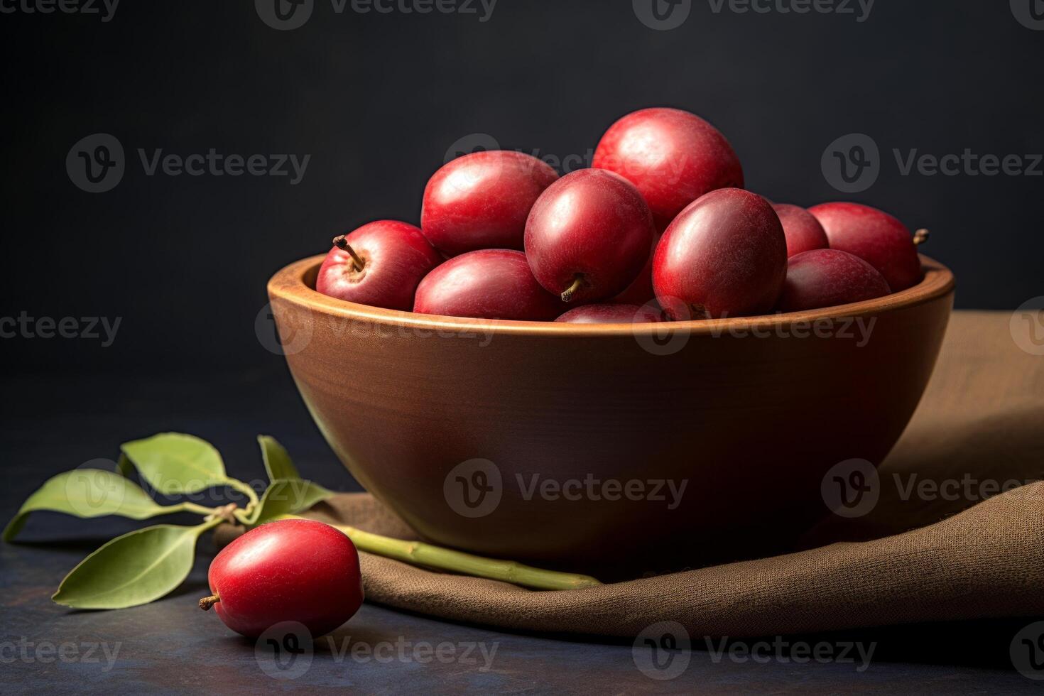 maduro jujuba fruta dentro uma de madeira tigela. doce e nutritivo vermelho zizifo. chinês vermelho encontro fruta. conceito do saudável comendo, natural lanches, fruta porções, e nutritivo escolhas foto