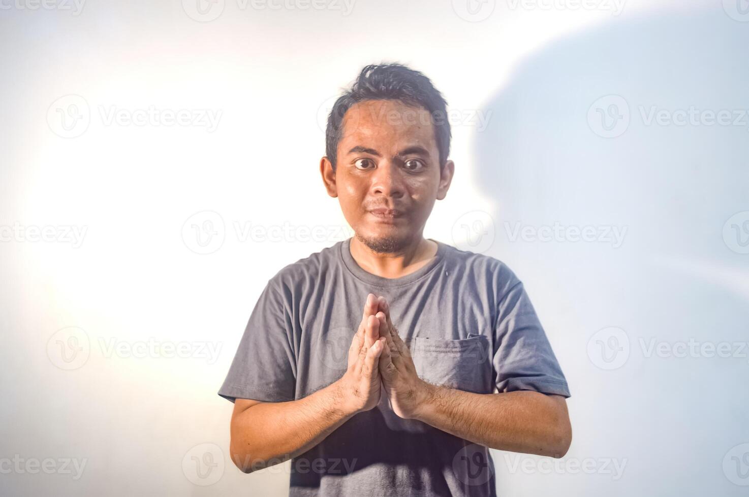 bonito jovem ásia homem em pé com acolhedor mão gesto. isolado em branco fundo foto