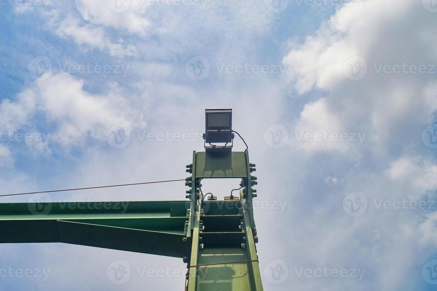 uma Holofote é instalado em a aço treliça ponte foto