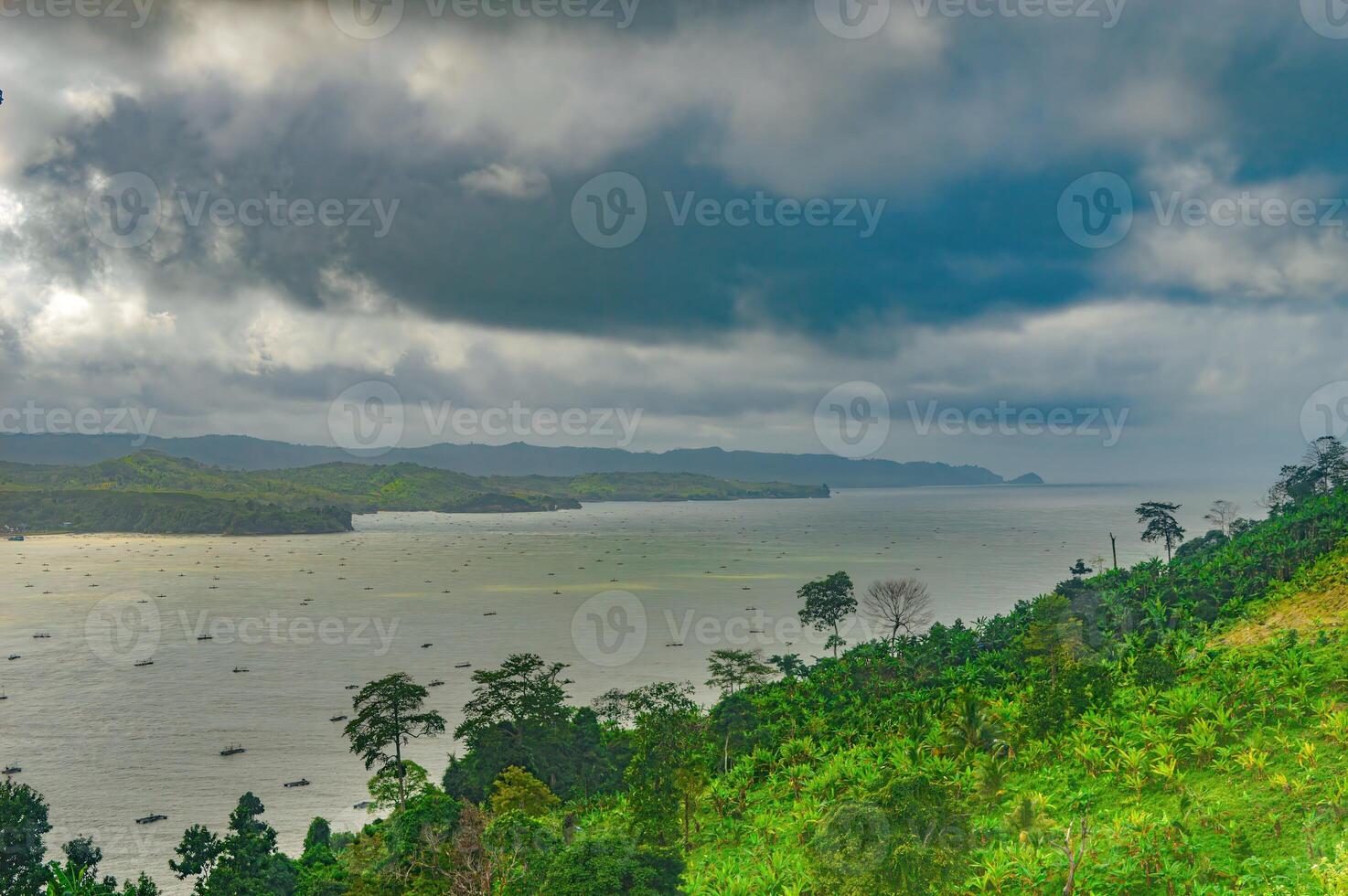 natural cenário do gemah de praia e popoh baía voltado para a sul mar do Java ilha ou indiano oceano decorado com alguns montanhas foto