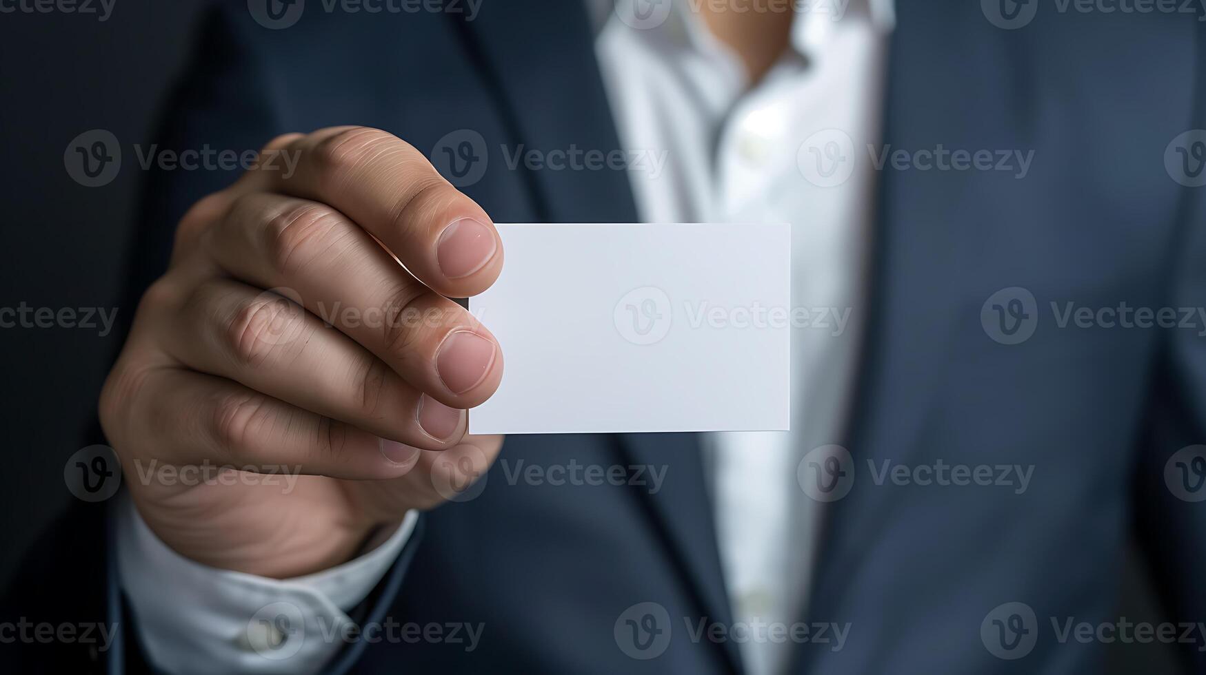 fechar acima mão do homem de negocios segurando em branco branco cartão dentro estúdio foto