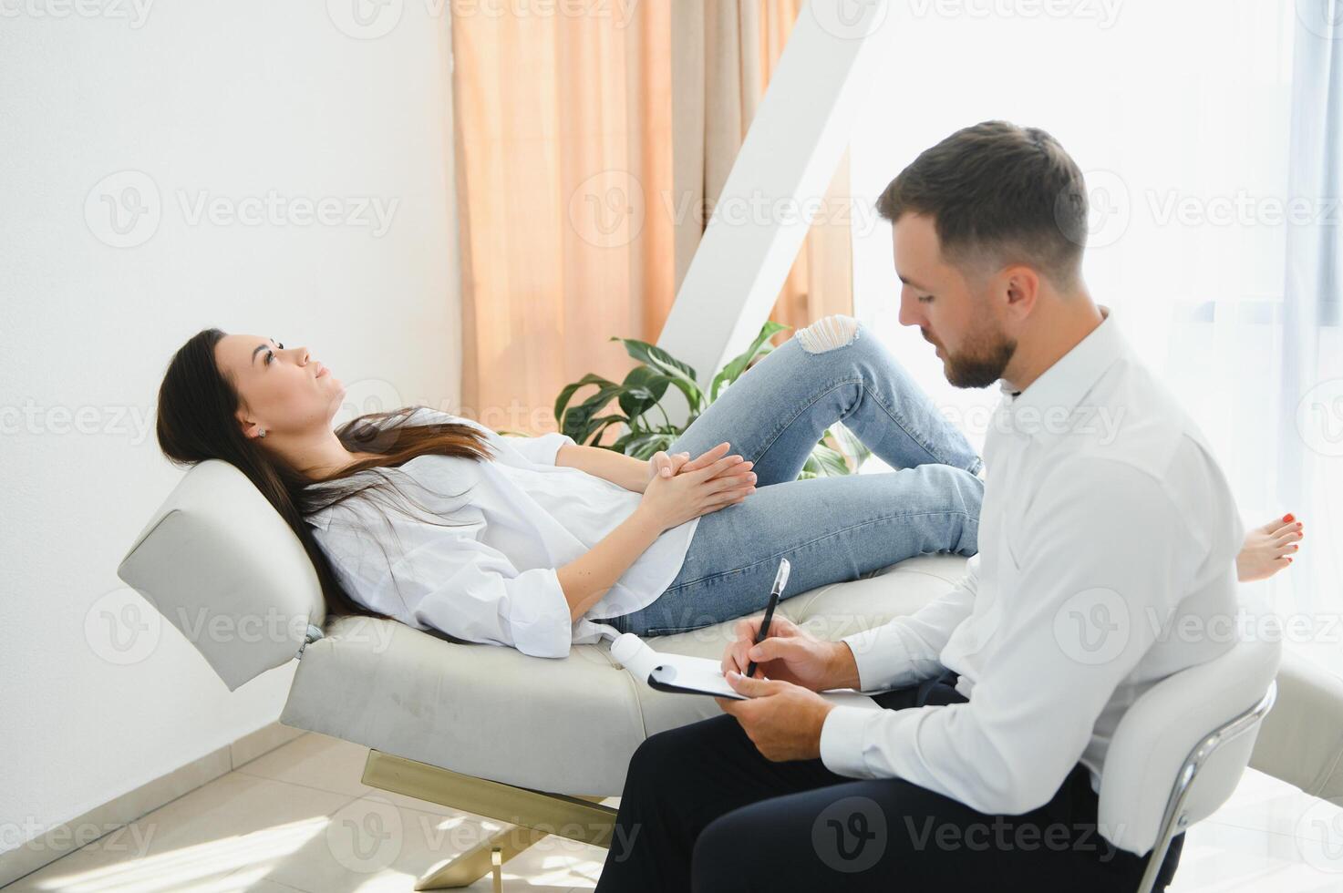 psicólogo levando notas durante terapia sessão com triste jovem mulher dentro dele escritório. cópia de espaço foto