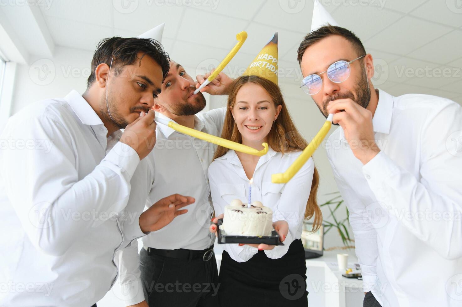 feliz empresária segurando aniversário bolo enquanto fazer surpresa festa com dela colegas dentro a escritório. foto