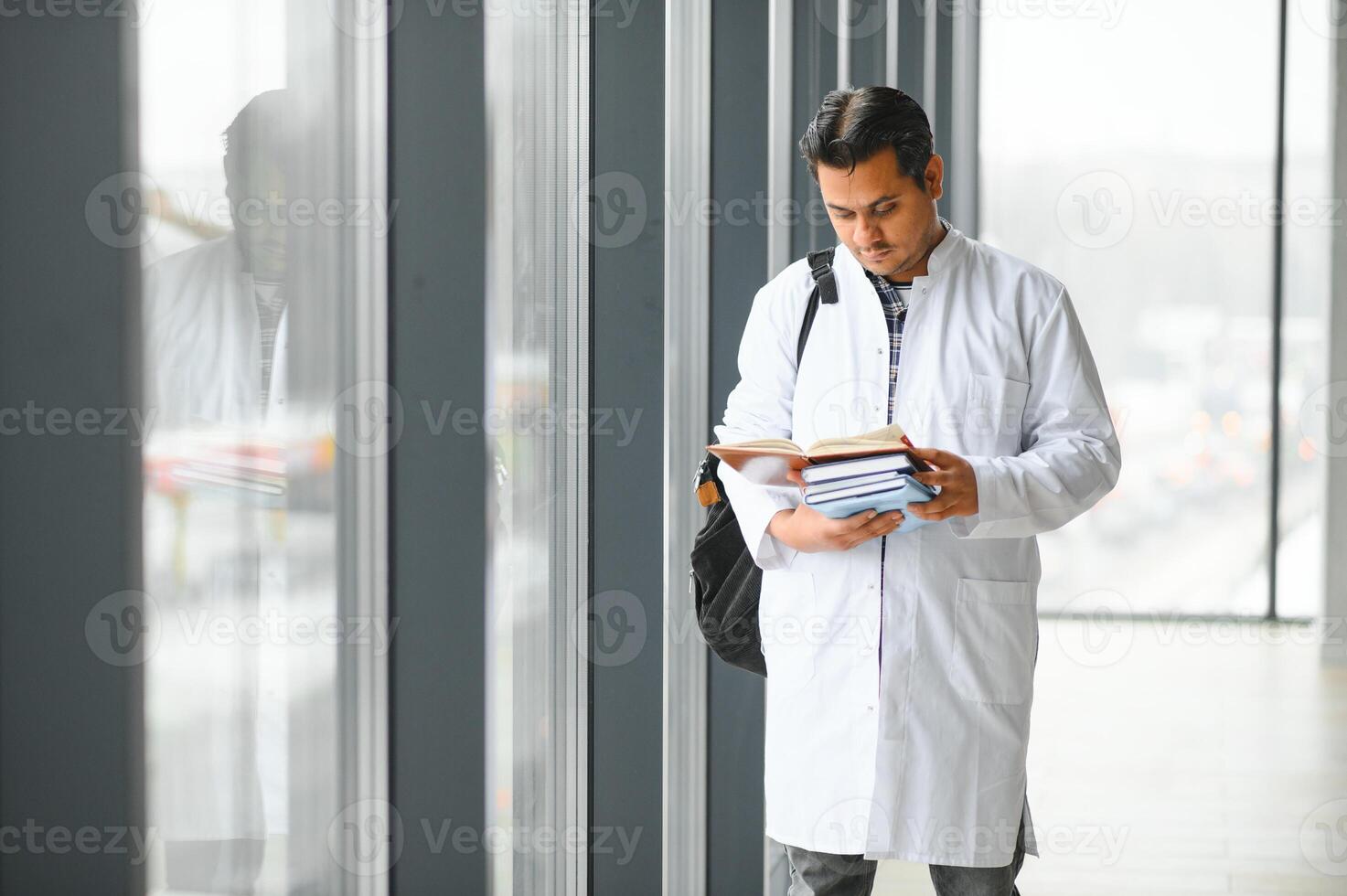 retrato do uma jovem médico aluna estudando foto