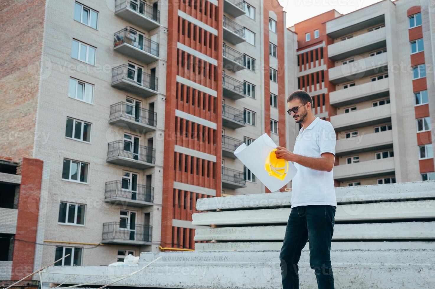 retrato do a arquiteto construtor estudando disposição plano do a quartos, sério Civil engenheiro trabalhando com documentos em construção local. foto