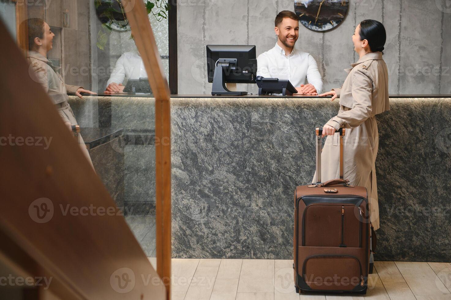 elegante o negócio mulher com viagem carrinho bagagem dentro hotel lobby foto