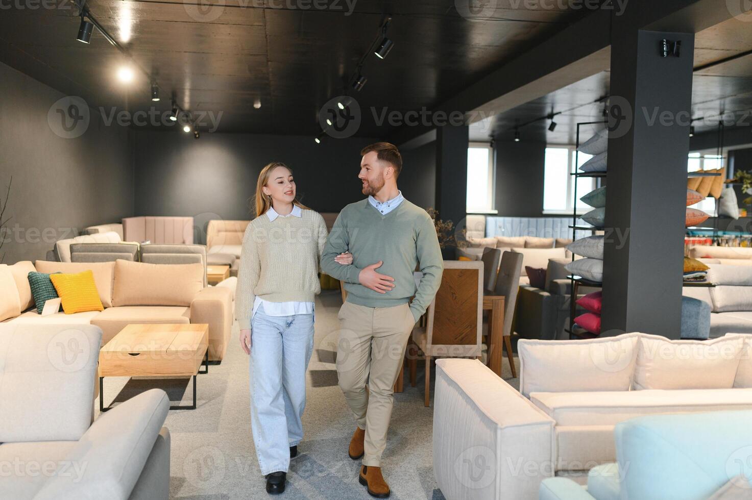 feliz casal escolhendo mobília dentro loja foto