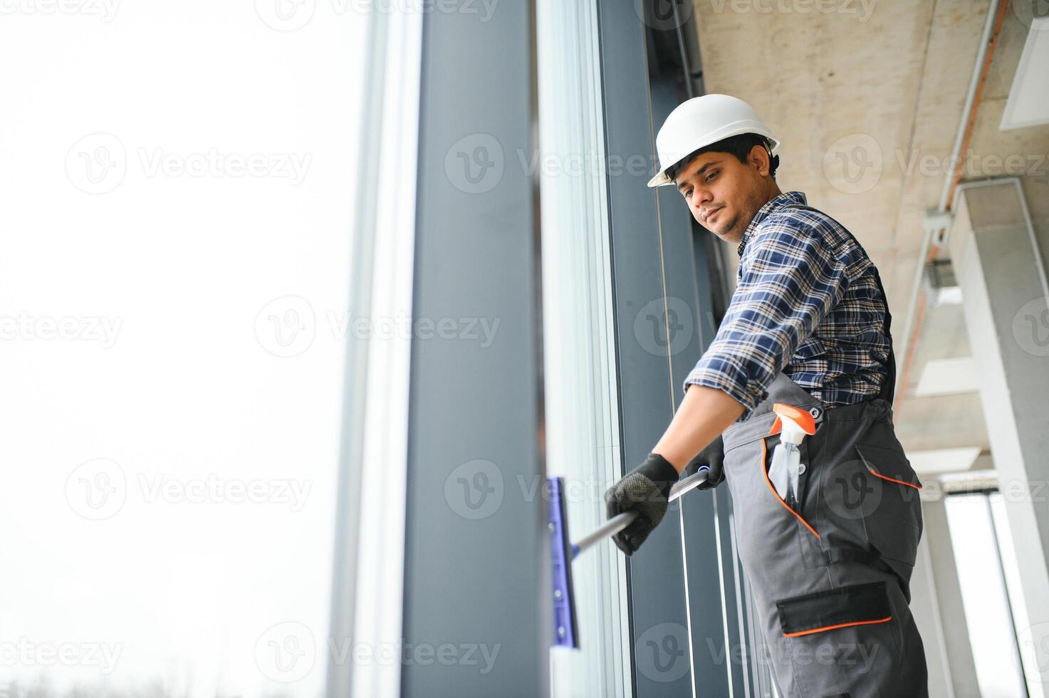 masculino zelador limpeza janela dentro escritório foto