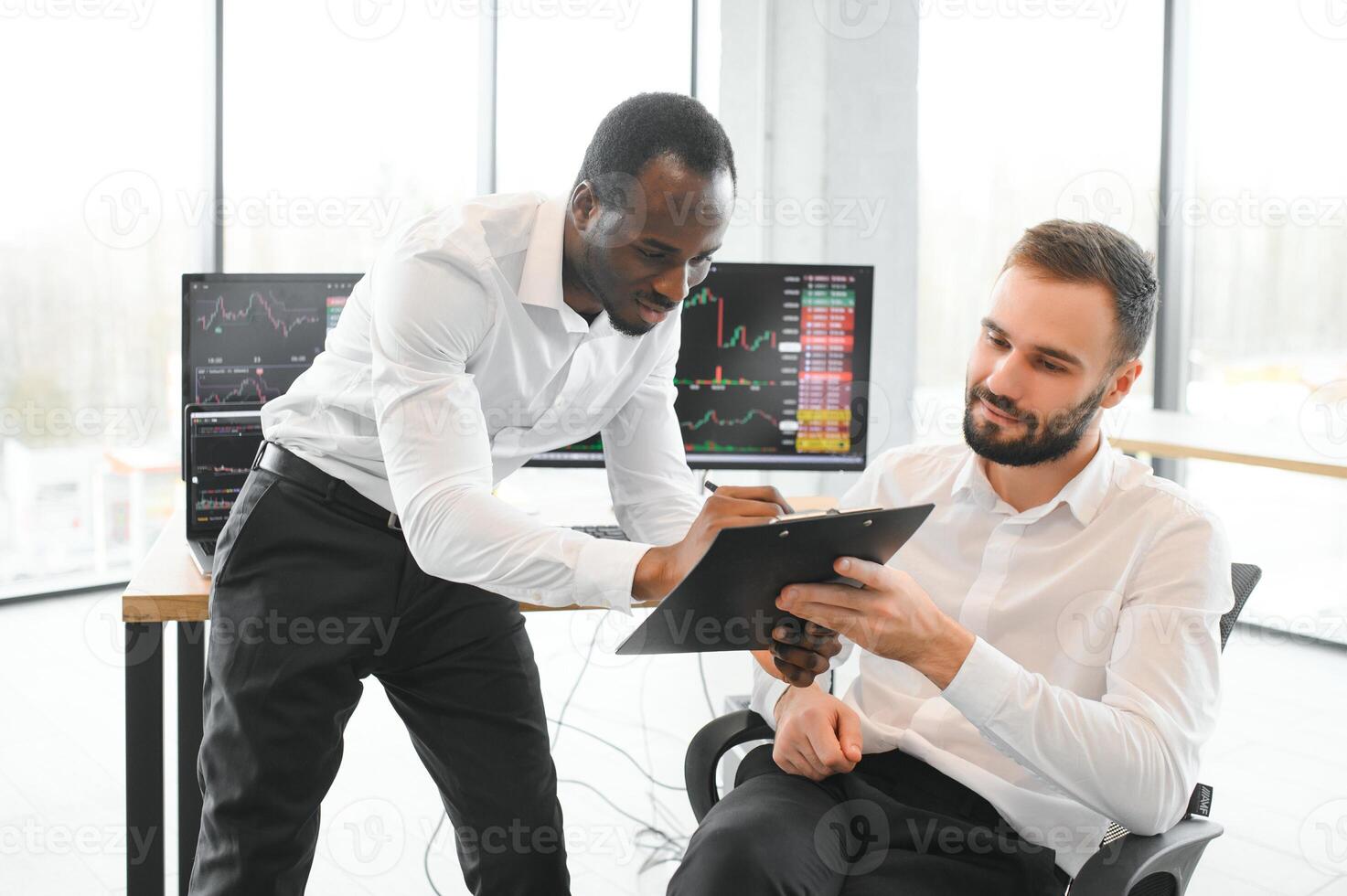 dois confiante empresários, financeiro analistas ou investimento conselheiros sentado às escritório escrivaninha foto