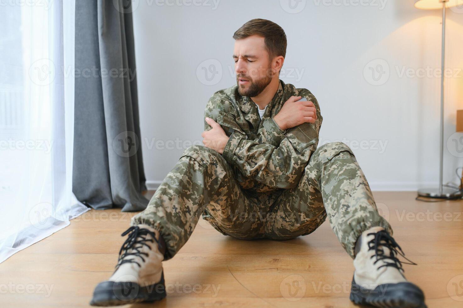 retrato do meio envelhecido triste, desesperado militares cara. ptsd conceito. horizontal tiro foto