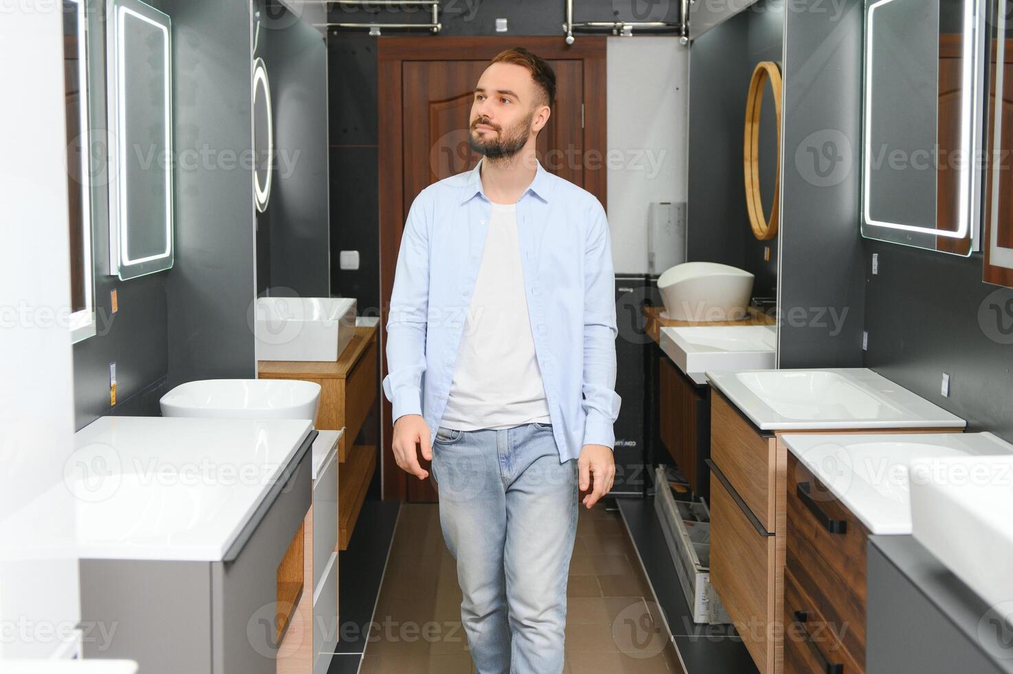 homem escolhendo banheiro Pia e utensílios para dele casa foto