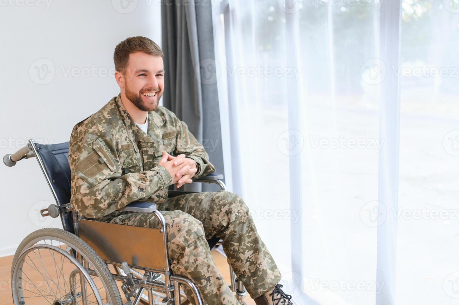 infeliz militares homem sentado dentro cadeira de rodas. foto