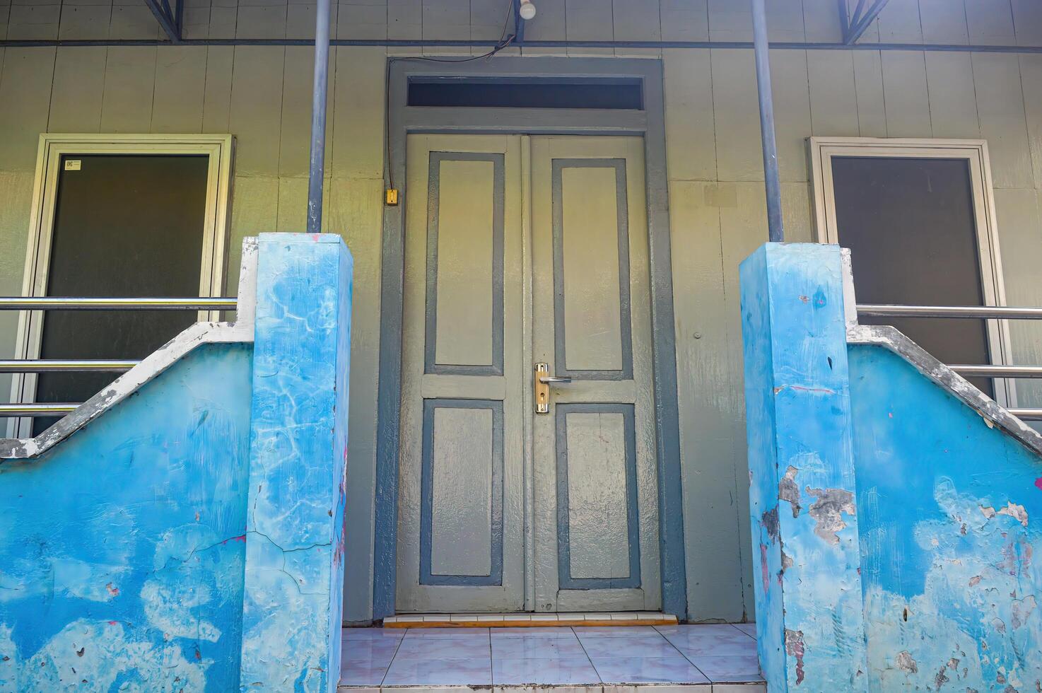a frente porta do uma holandês leste indies estilo casa dentro Indonésia. foto