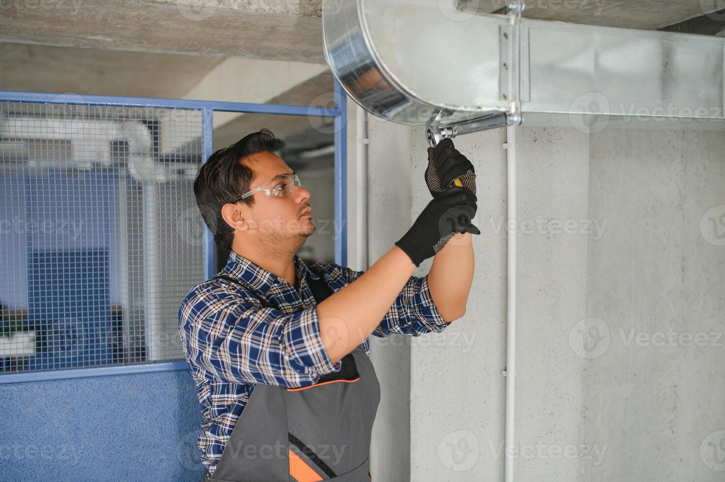 ventilação limpeza. especialista às trabalhar. reparar ventilação sistema. industrial fundo foto