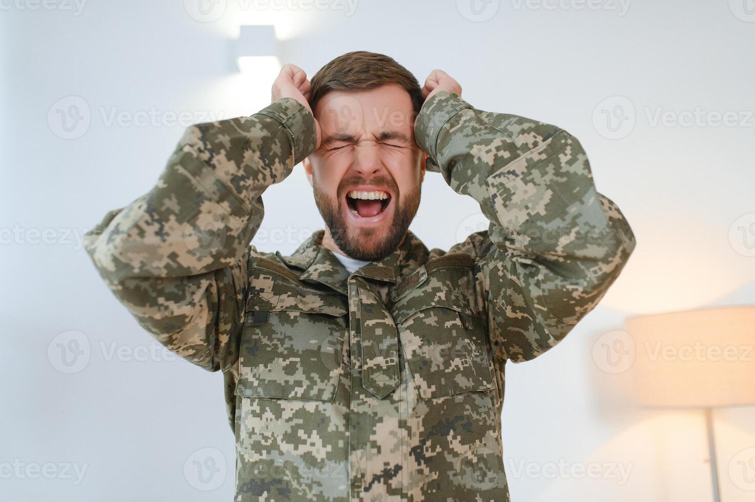 depressivo homem relembrando guerra dias. retrato do veterano soldado quem tem ptsd foto