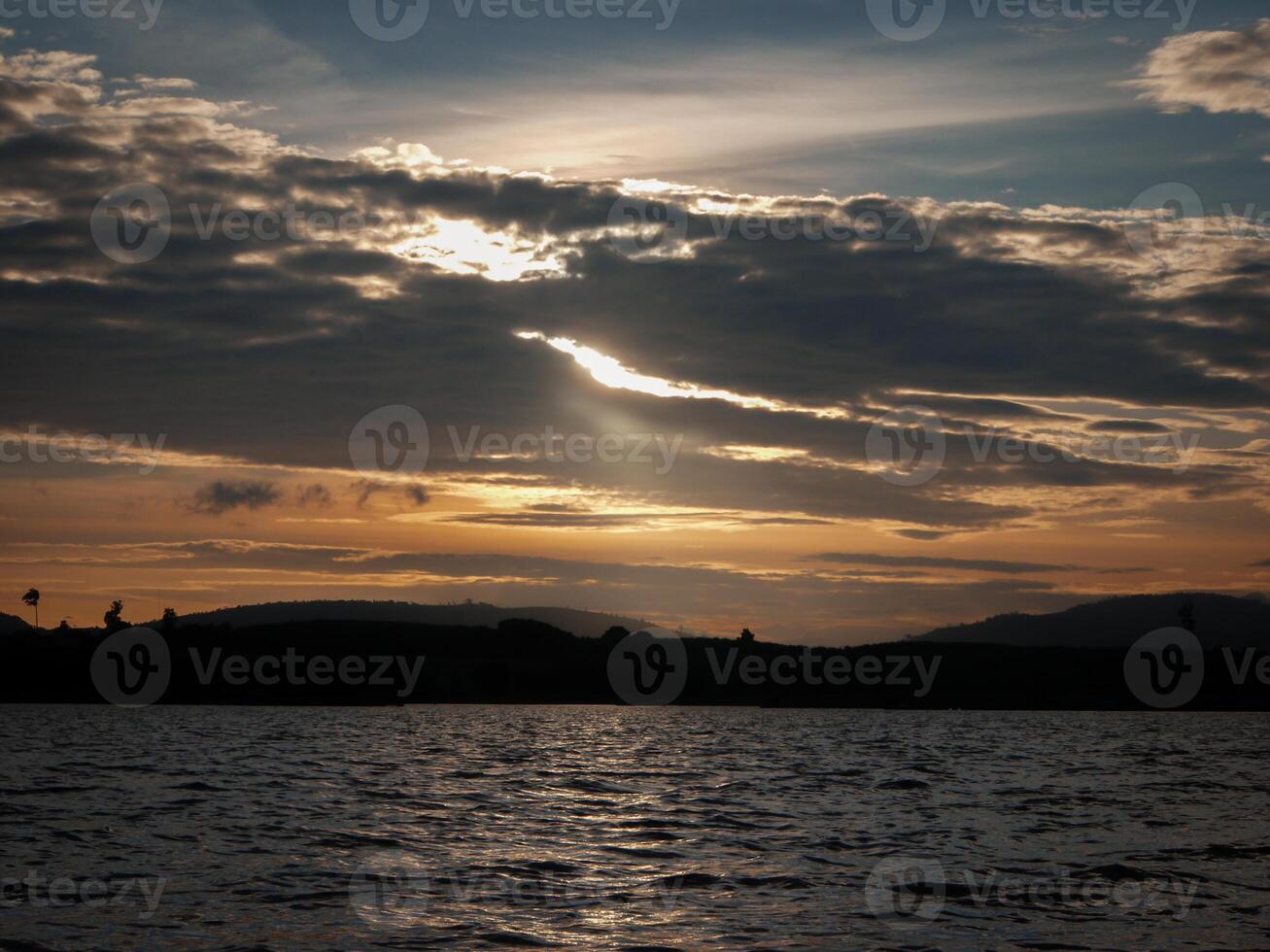 espetacular pôr do sol sobre, laranja Sol Aumentar acima sobre a horizonte foto