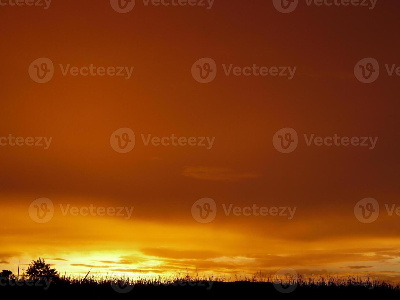 espetacular pôr do sol sobre, laranja Sol Aumentar acima sobre a horizonte foto