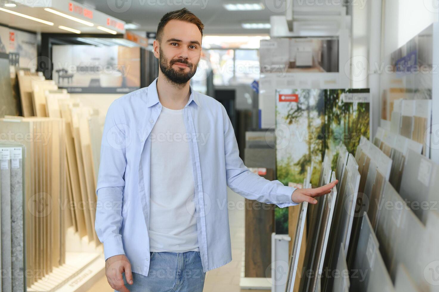 homem escolhendo cerâmico azulejos e utensílios para dele casa banheiro foto