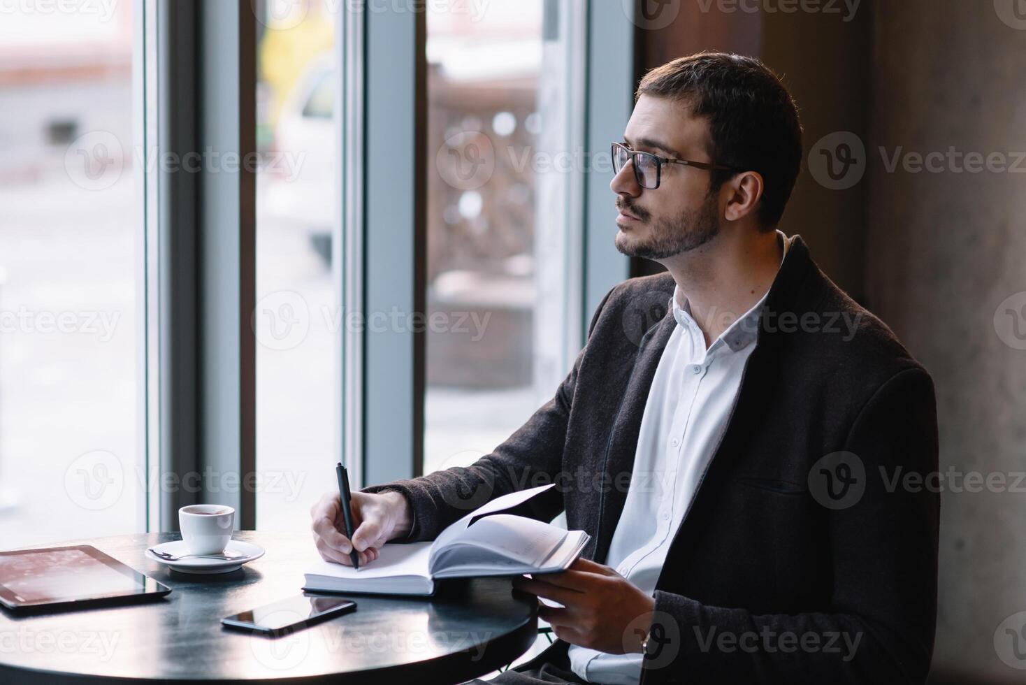 jovem homem de negocios trabalhando às a cafeteria. foto