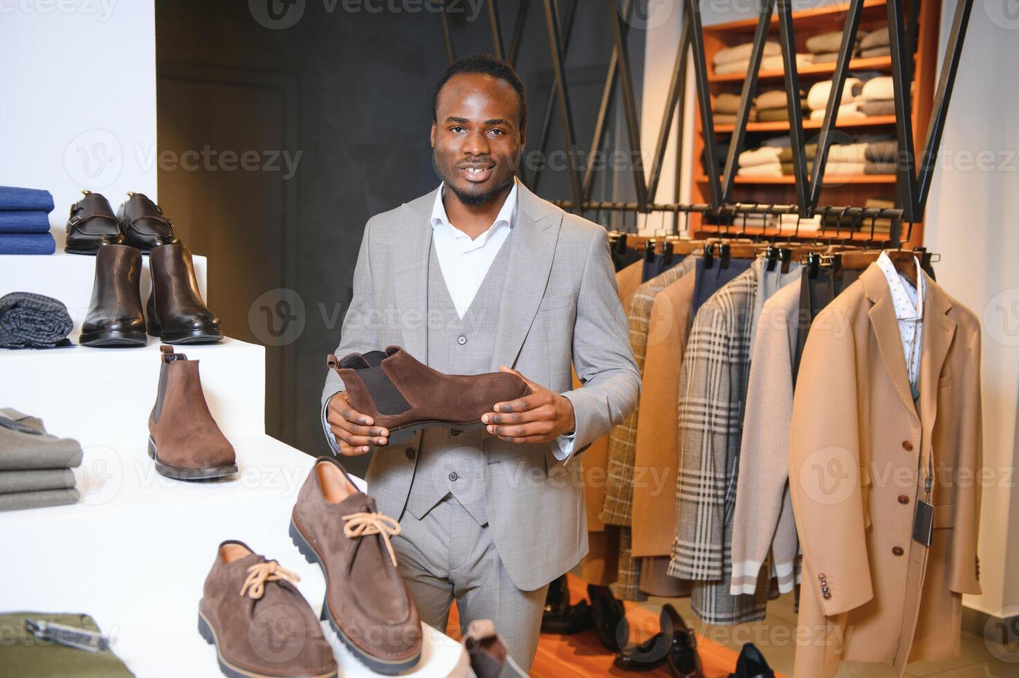 jovem bonito homem escolhendo sapatos às uma fazer compras foto