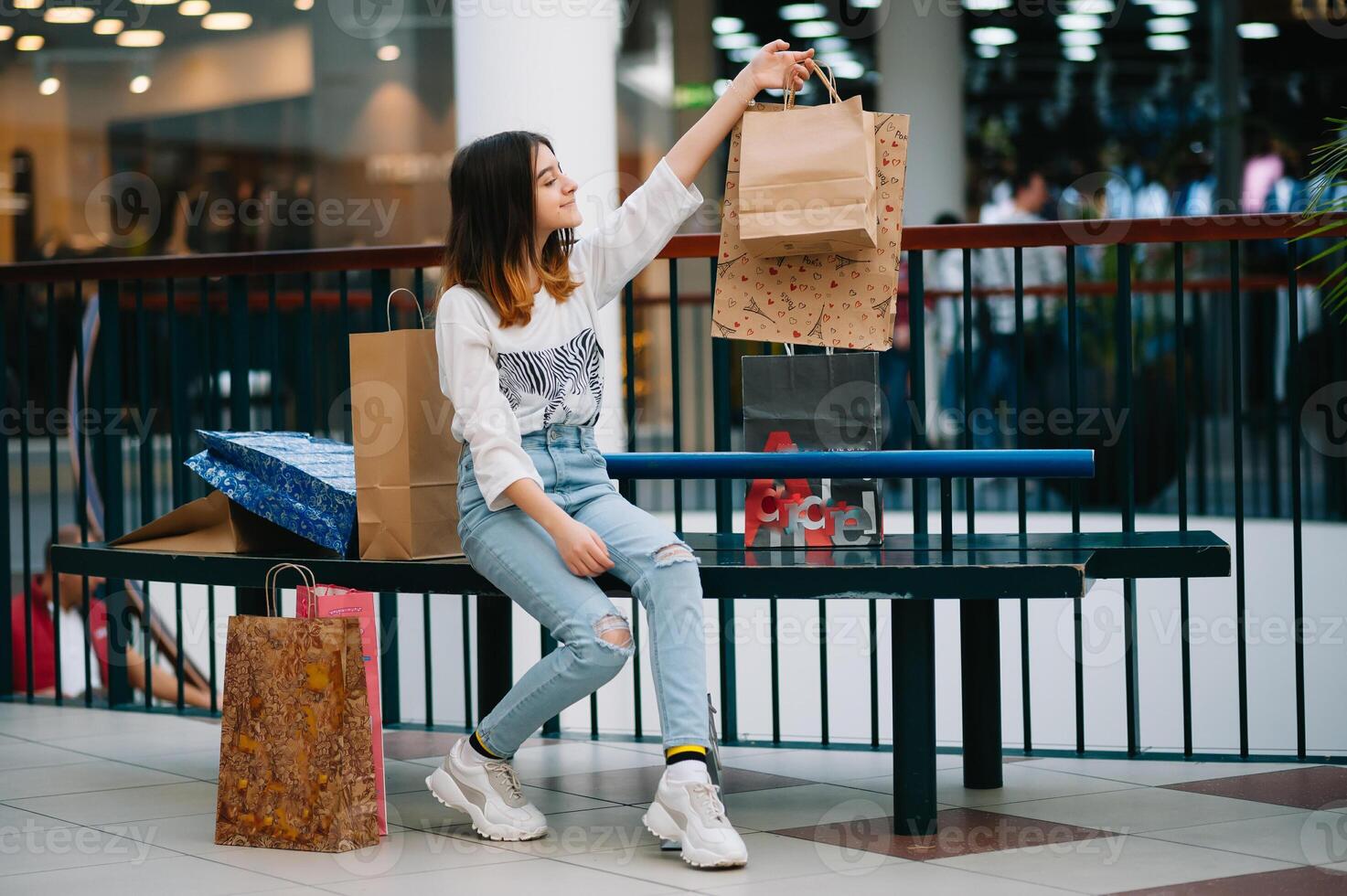 varejo, gesto e venda conceito - sorridente Adolescência menina com muitos compras bolsas às Shopping foto