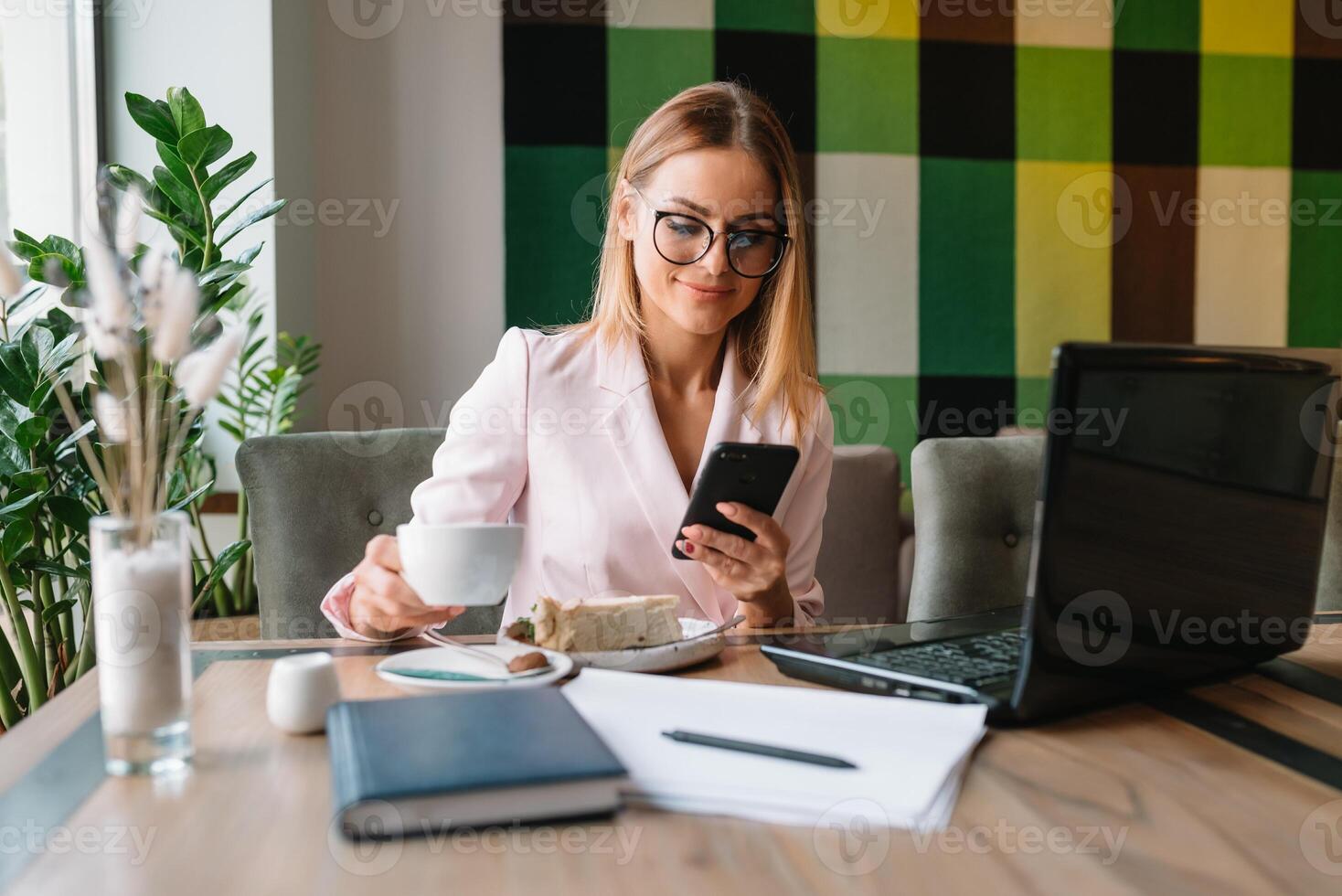 o negócio mulher em a telefone às escritório. jovem o negócio mulher tendo telefone ligar às a escritório. sorridente o negócio mulher. bonita jovem o negócio usando Smartphone às a loft escritório. foto