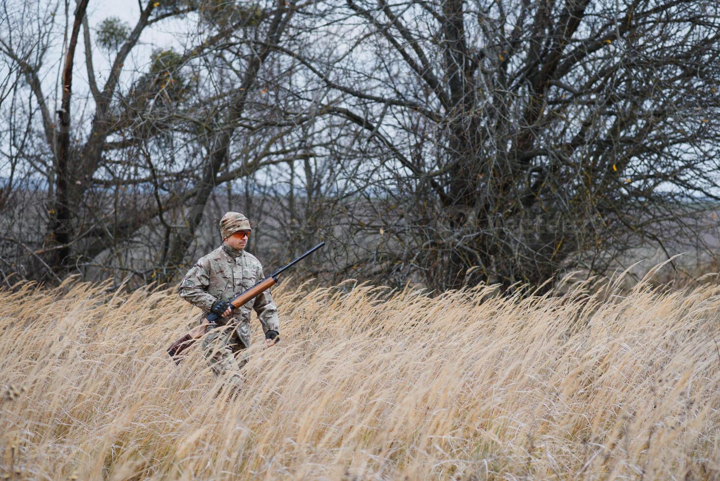 Caçando permitir. homem brutal guarda-caça natureza fundo. caçador gastar lazer Caçando. caçador aguarde rifles. foco e concentração do com experiência caçador. Caçando e armadilha temporadas foto