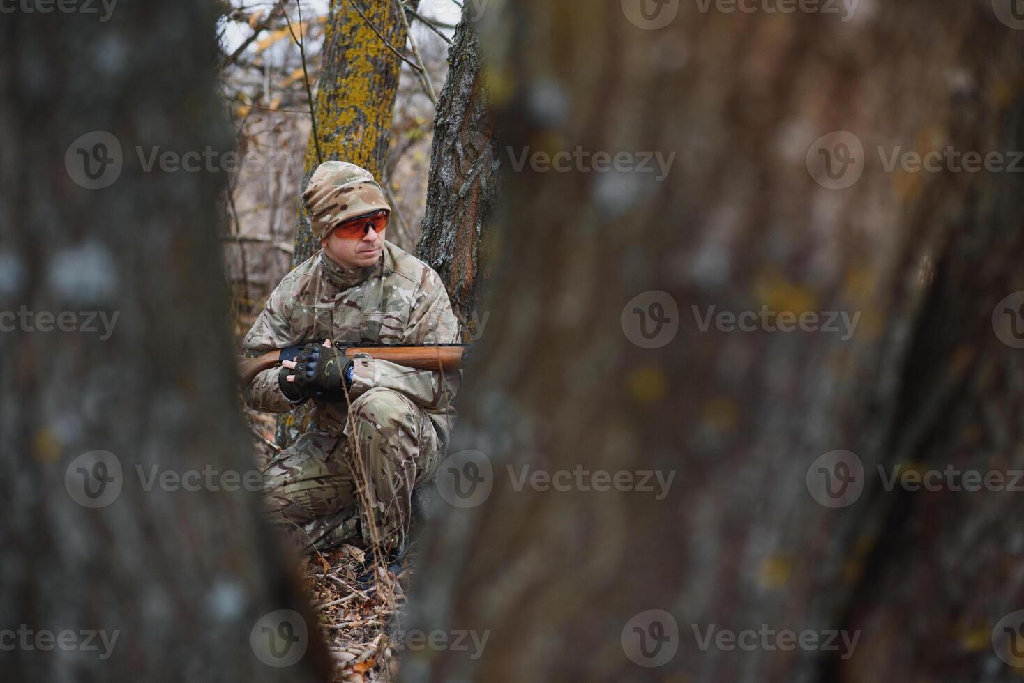 caçador dentro uniforme com uma Caçando rifle. Caçando conceito foto