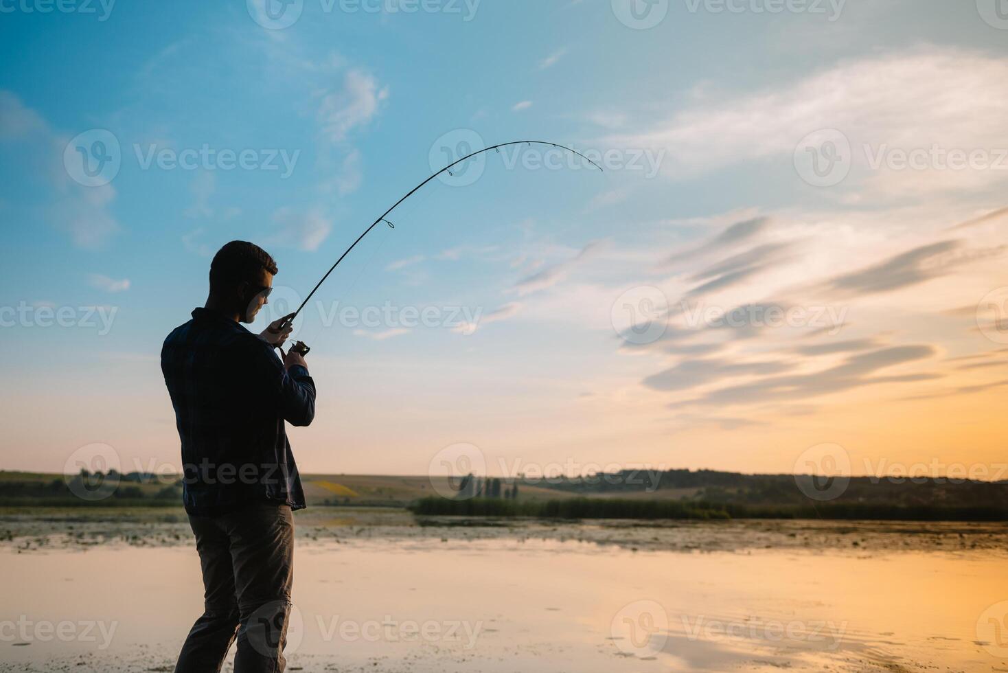 pescaria. fiação às pôr do sol. silhueta do uma pescador. foto