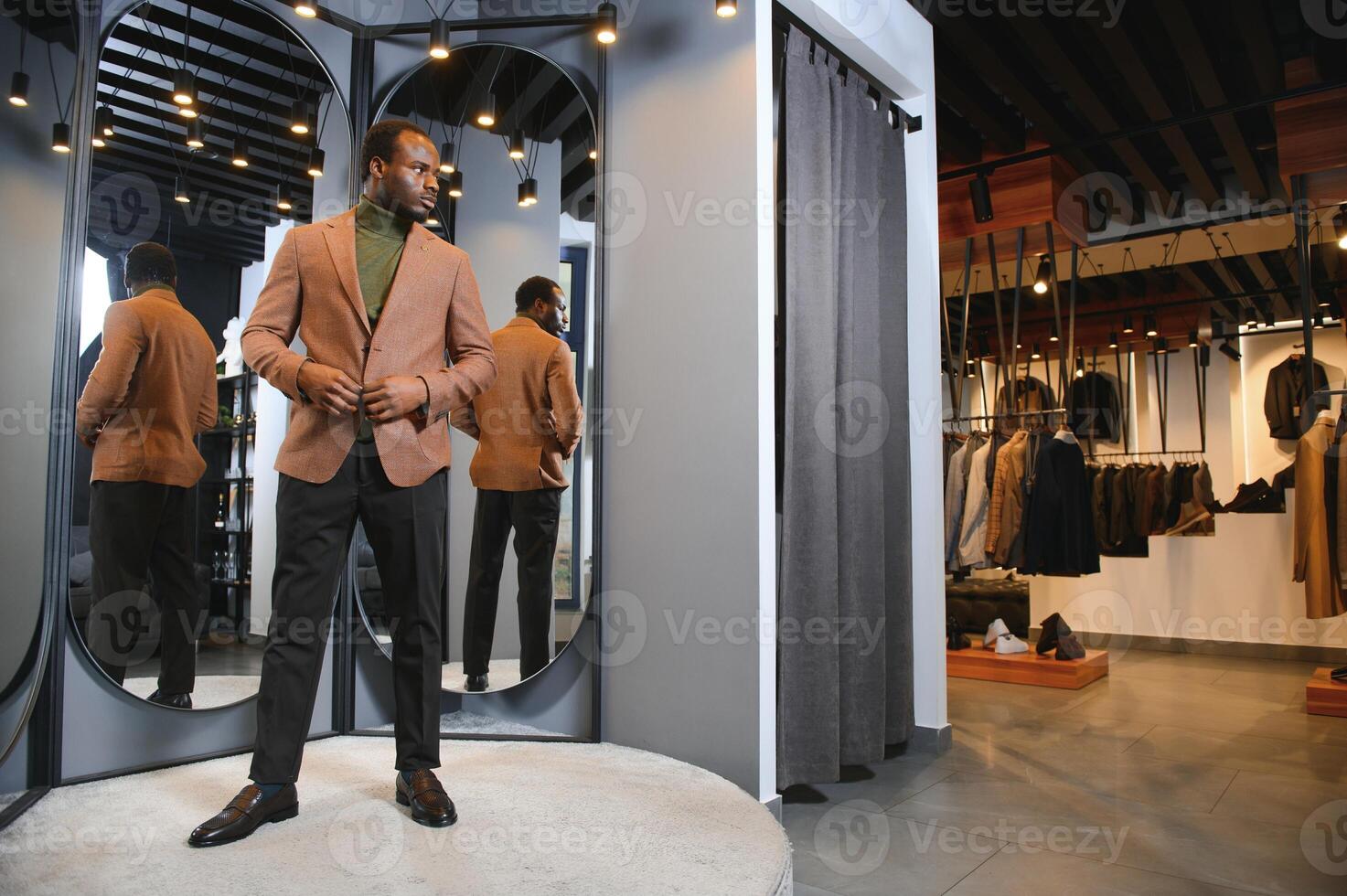 africano homem de negocios dentro elegante clássico terno dentro uma Prêmio masculino roupas loja foto