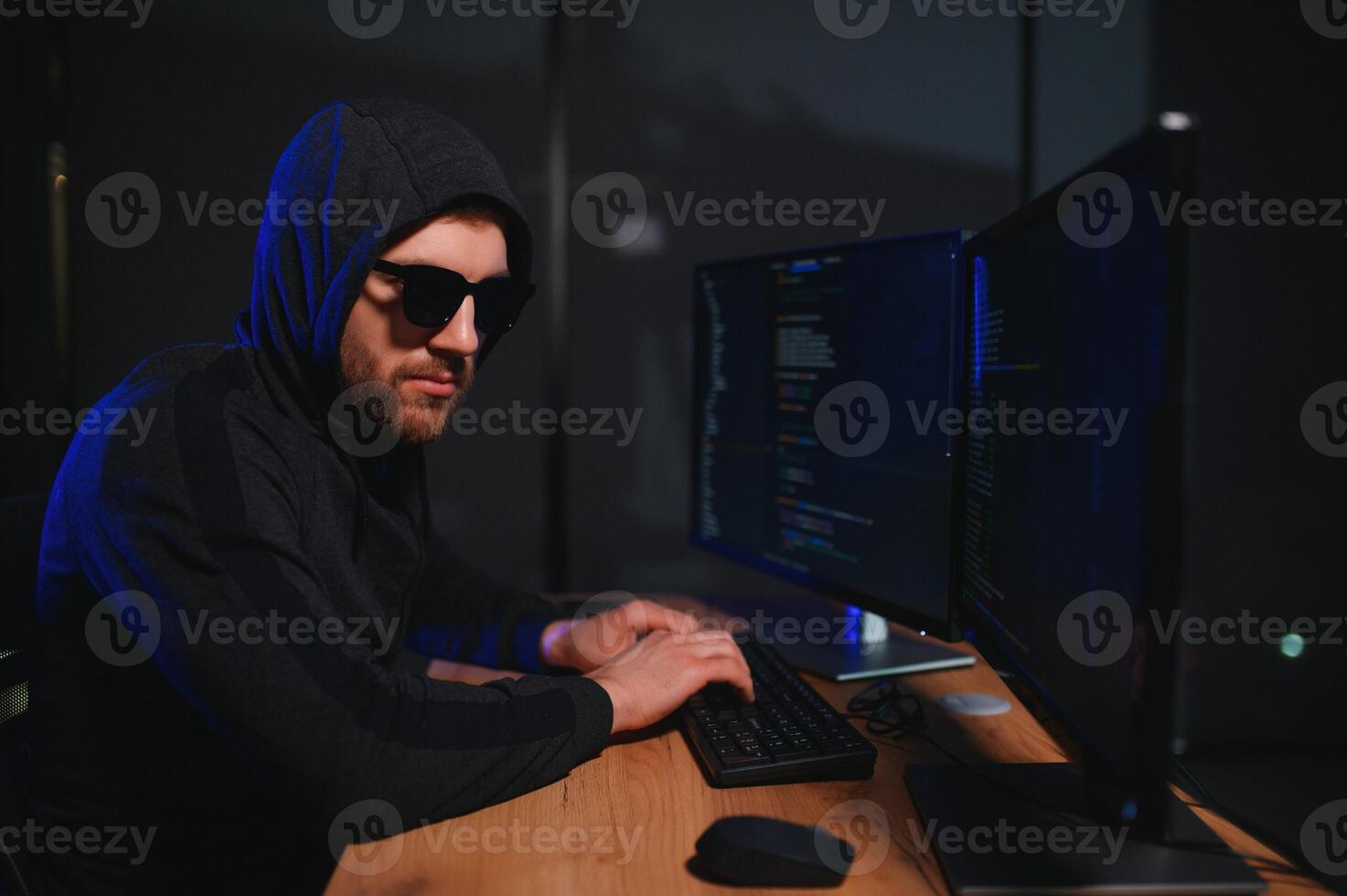 hacker é hacking para dentro a computador rede. computador Criminoso foto