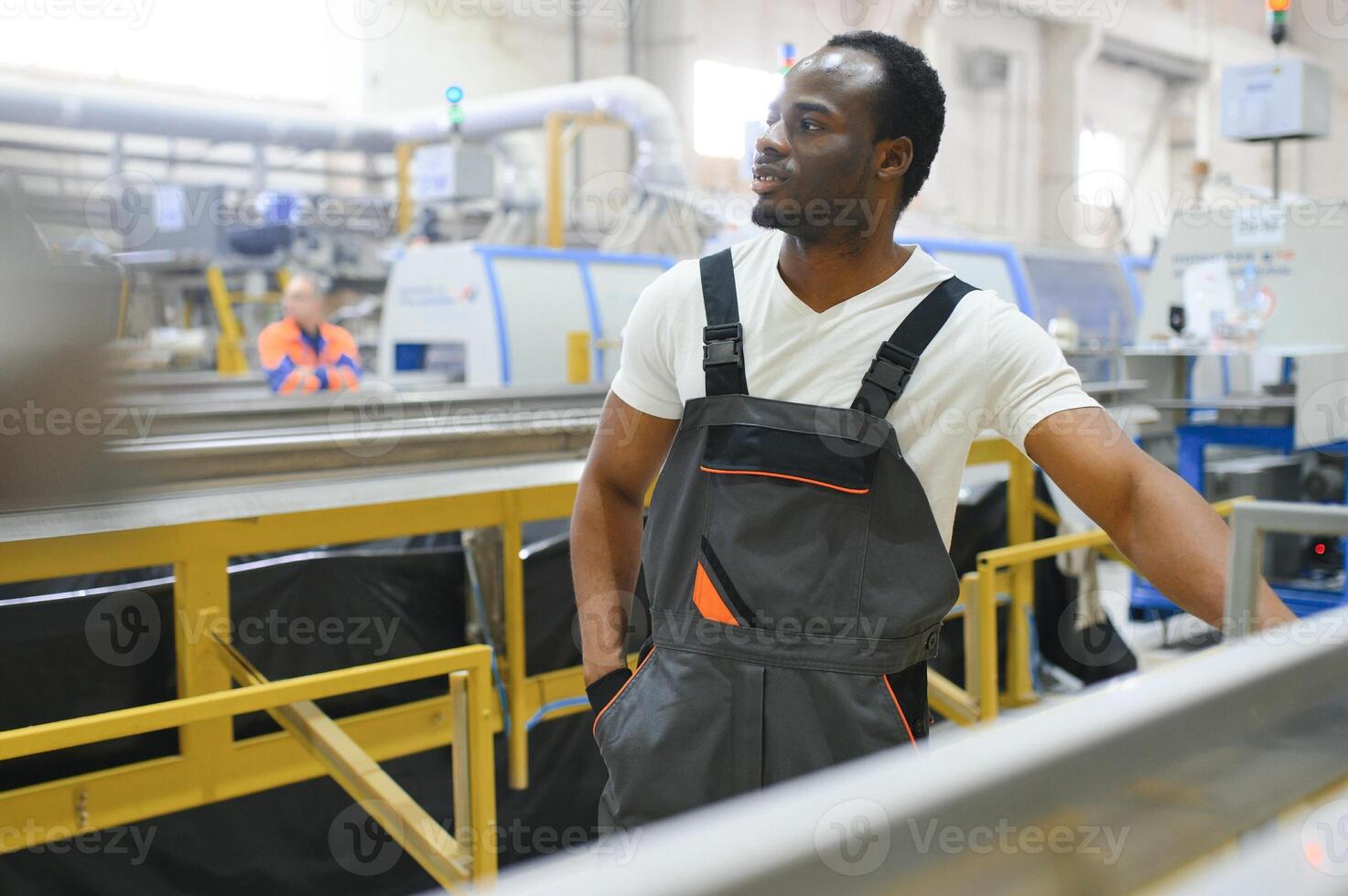 africano masculino engenheiro. ao controle uma material Produção máquina sistema, trabalhando dentro uma plástico e aço indústria a respeito de a da empresa produtos negócios. foto