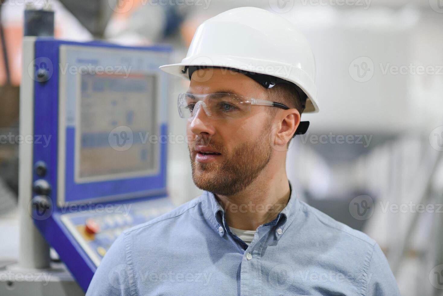 engenheiro, indústria e construção conceito. retrato do caucasiano indústria fábrica manutenção engenheiro foto