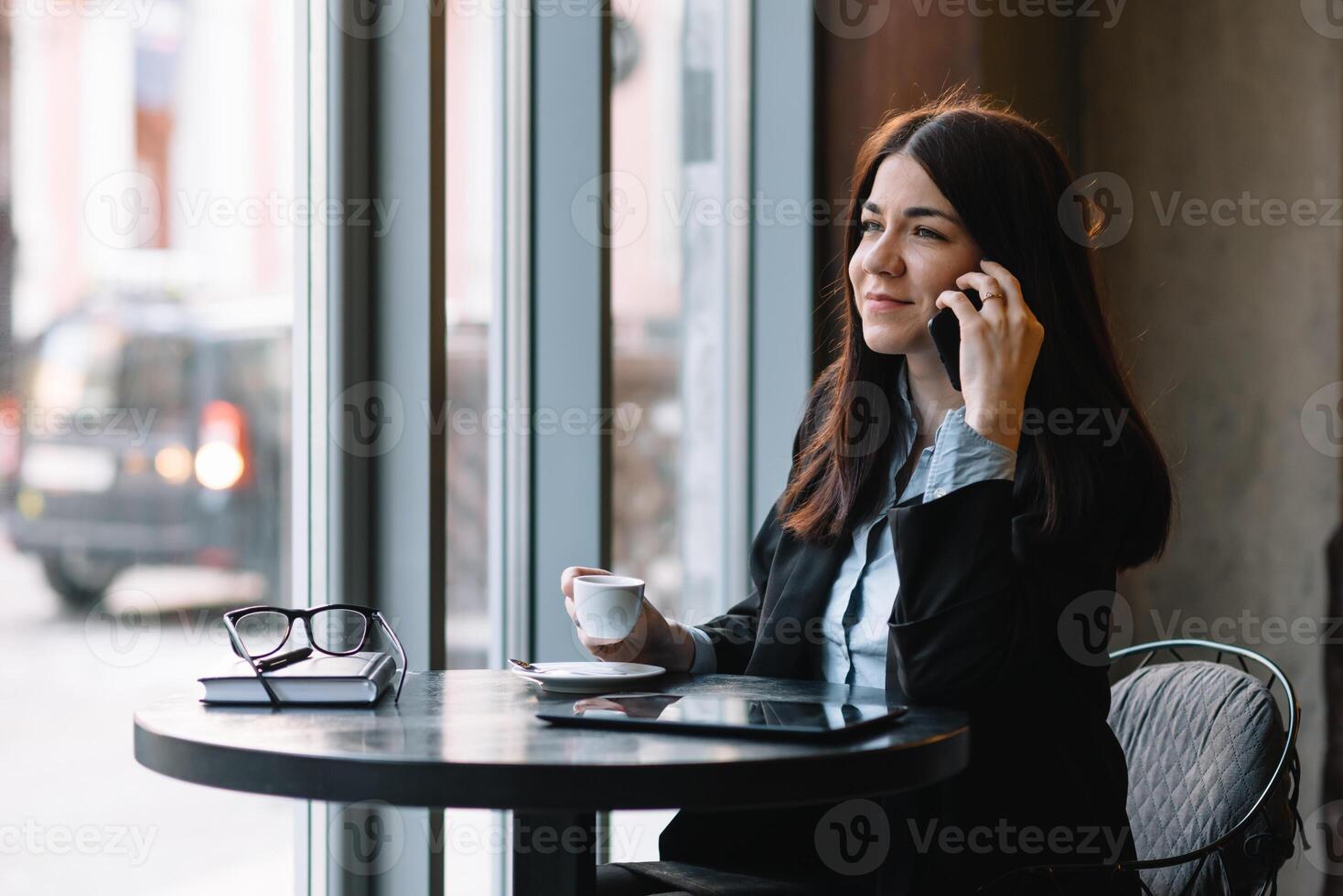 jovem empresária falando em a telefone dentro café fazer compras. foto