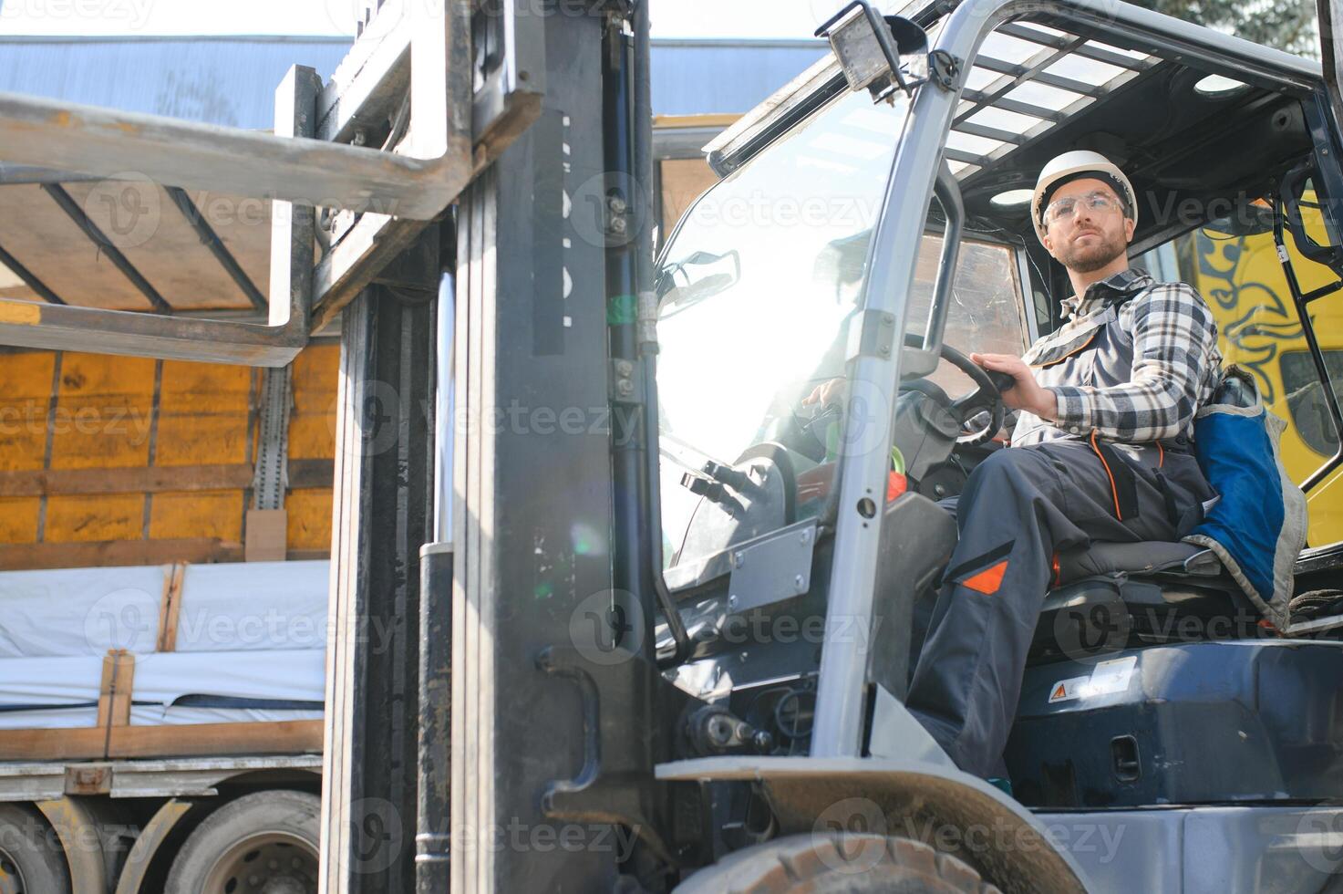 retrato do pesado indústria empilhadeira motorista dando polegares acima e sorridente foto