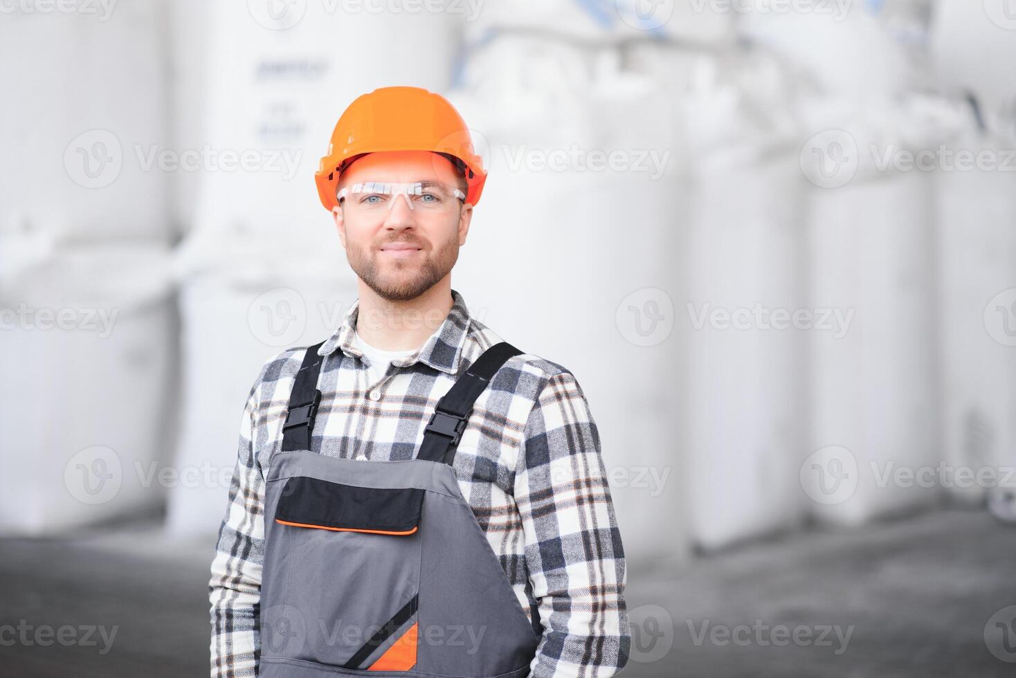 retrato do homem carregador dentro uniforme perto grande saco do café feijões ou trigo, nozes dentro armazém do fabricação fábrica foto
