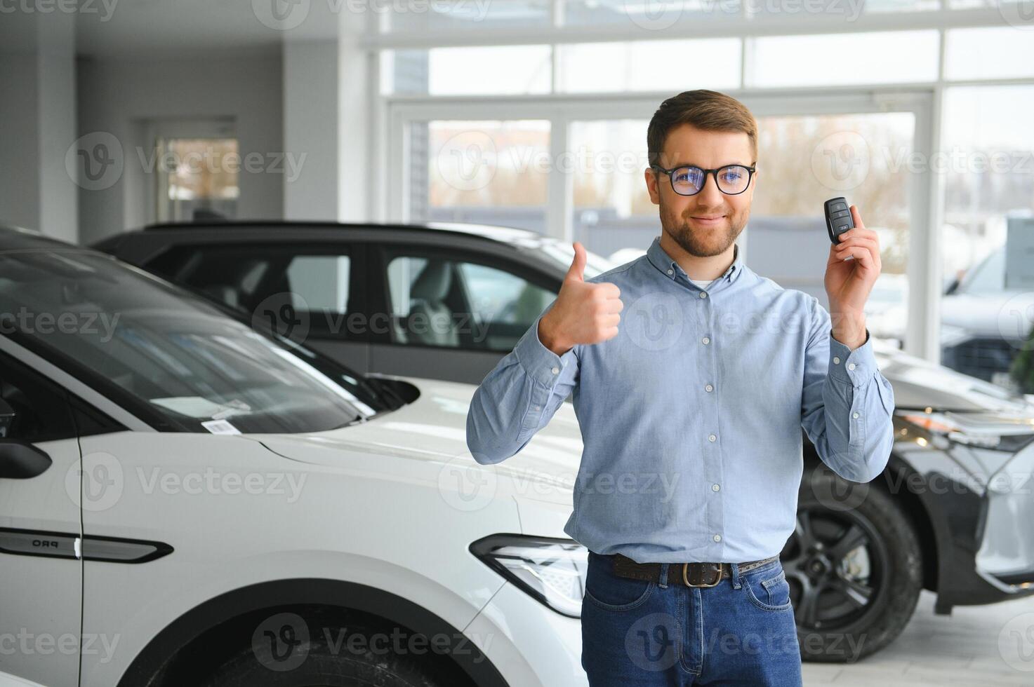 jovem homem, vendendo elétrico carros dentro a showroom. conceito do comprando ecológico carro para família foto