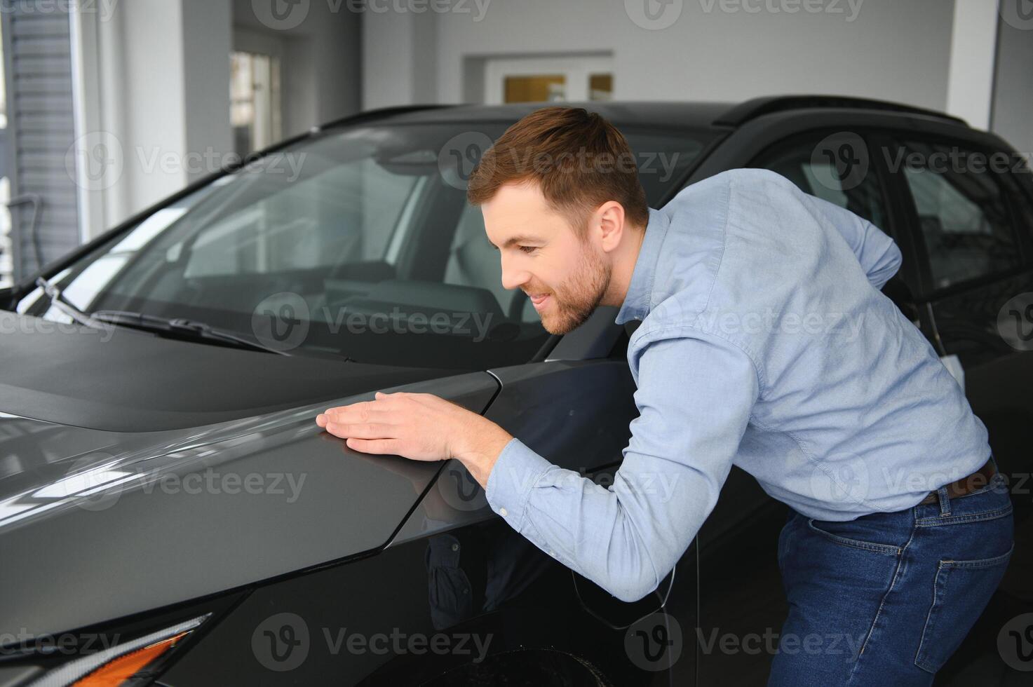 homem adulto cliente masculino comprador cliente escolhe auto quer para Comprar Novo automóvel foto