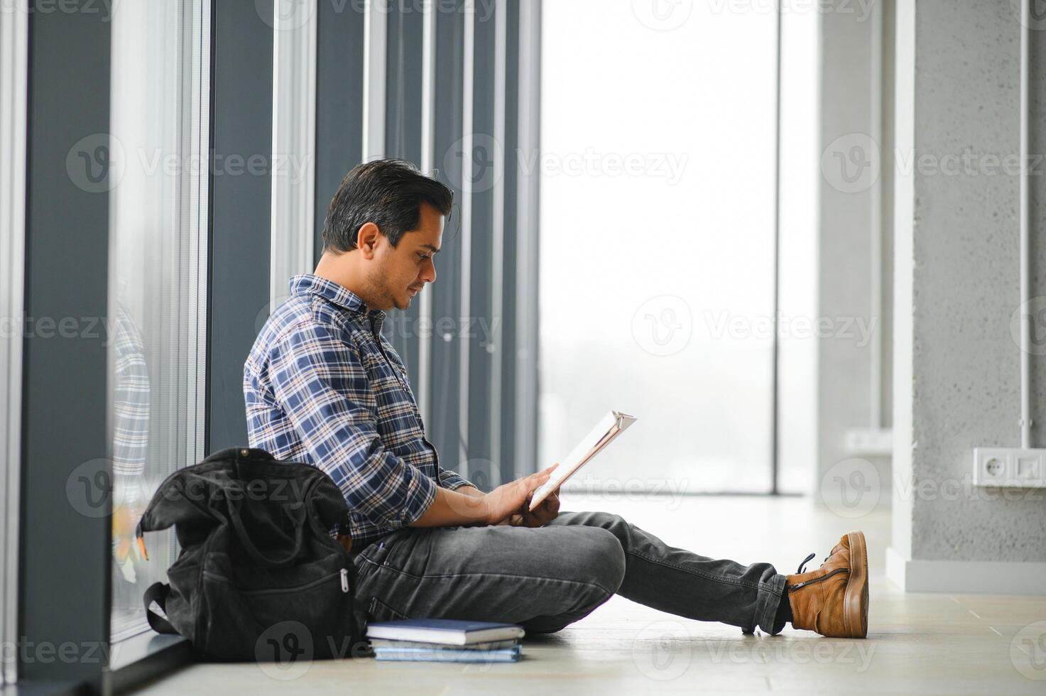 retrato do alegre masculino internacional indiano aluna com mochila. Educação conceito foto