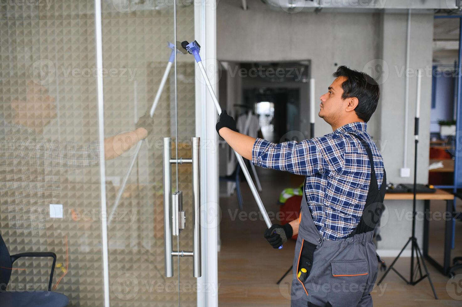 masculino profissional limpeza serviço trabalhador limpa a janelas e fazer compras janelas do uma loja com especial equipamento foto