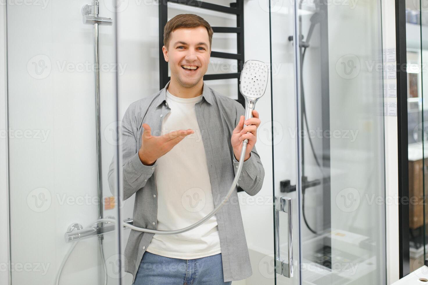 homem escolhendo chuveiro cabine e utensílios para dele casa banheiro foto