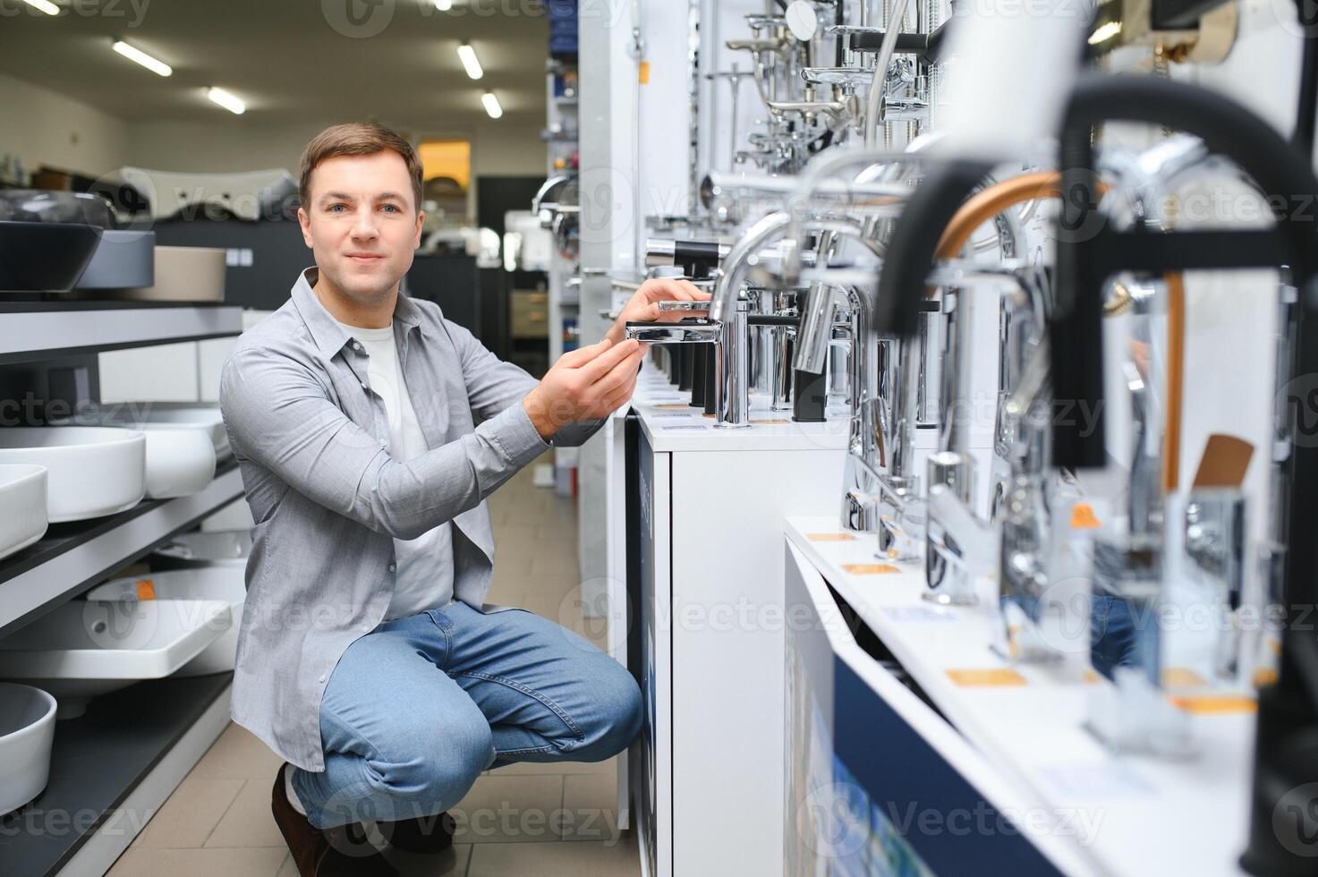 uma comprador compras para banheiro equipamento dentro hardware loja. tocante torneira guindaste ou água toque foto