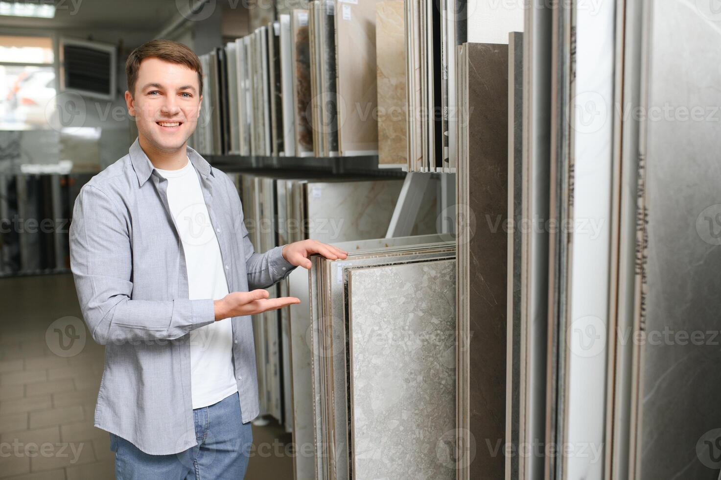 masculino cliente escolhendo cozinha cerâmico telha dentro loja foto