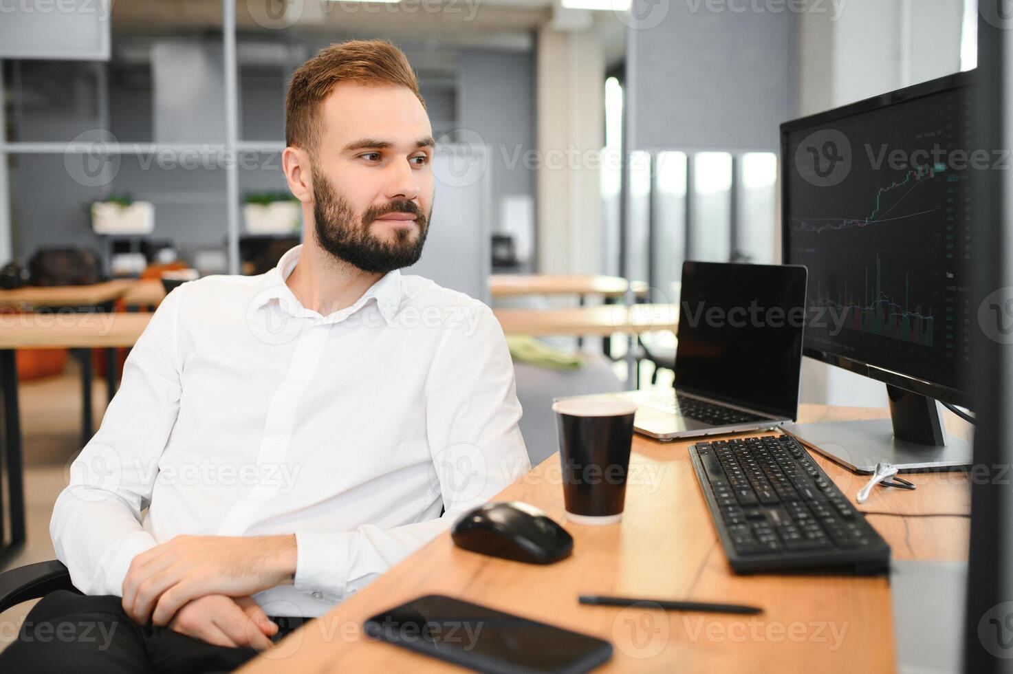 financeiro analistas e dia comerciantes trabalhando em uma computadores com multi-monitor estações de trabalho com tempo real ações, commodities e troca mercado gráficos foto